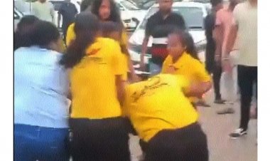 रायपुर एयरपोर्ट में एक नामी टैक्सी कंपनी के युवतियों ने की गुंडागर्दी, मारपीट के विडियो वायरल होने के बाद पुलिस ने किया मामला दर्ज