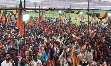 *परिवर्तन यात्रा में मुख्य अतिथि के रूप में शामिल हुए भोजपुरी सुपस्टार एवं दिल्ली सांसद मनोज तिवारी।*  *कांग्रेस सरकार का सफाया होना परिवर्तन यात्रा की भीड़ से स्पष्ट है : कौशिक*    *पूर्व विधानसभा अध्यक्ष धरमलाल कौशिक ने परिवर्तन यात्रा में आयोजित आमसभा को किया सम्बोधित