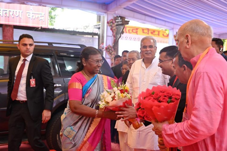 राष्ट्रपति श्रीमती द्रौपदी मुर्मू रतनपुर में आदिशक्ति मां महामाया देवी के किए दर्शन,मुख्यमंत्री भूपेश बघेल एवं ट्रस्ट के अध्यक्ष सहित अन्य जनप्रतिनिधि मौजूद- देखिए तस्वीरें