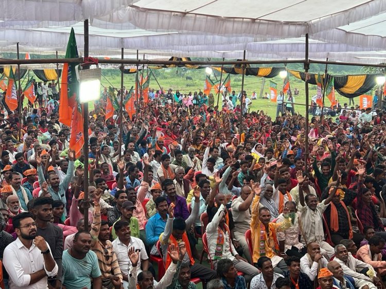 *परिवर्तन यात्रा में मुख्य अतिथि के रूप में शामिल हुए भोजपुरी सुपस्टार एवं दिल्ली सांसद मनोज तिवारी।*  *कांग्रेस सरकार का सफाया होना परिवर्तन यात्रा की भीड़ से स्पष्ट है : कौशिक*    *पूर्व विधानसभा अध्यक्ष धरमलाल कौशिक ने परिवर्तन यात्रा में आयोजित आमसभा को किया सम्बोधित