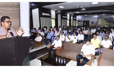 आगामी विधानसभा चुनाव के मध्य नजर सेक्टर अधिकारियों को दिया गया निर्वाचन कार्य का प्रशिक्षण कलेक्टर संजीव झा ने कहा निर्वाचन में सेक्टर अधिकारी की अहम भूमिका