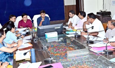 *विधानसभा निर्वाचन के मद्देनजर कलेक्टर ने ली मैराथन बैठक*  *सभी आवश्यक तैयारियां सुनिश्चित करने दिए निर्देश