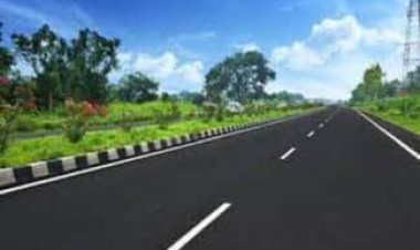 सड़क चौड़ीकरण कार्य में विलंब एवं लापरवाही बरतने पर सम्बन्धित ठेकेदार को नोटिस जारी