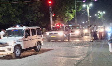 आदर्श आचार संहिता का कड़ाई से पालन कराने व शहर में शांति व्यवस्था स्थापित करने पुलिस ने निकाला में फ्लैग मार्च , गुंडों बदमाशों की धर पकड़ जारी,असामाजिक तत्वों पर पुलिस की कड़ी नजर