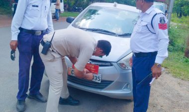 चुनाव के मद्देनजर पदनाम वाले नंबर प्लेट और बुलेट में लगे मोडीफाइड साइलेंसर पर पुलिस की कार्रवाई