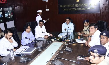 कलेक्टर अवनीश शरण ने चार्ज लेने के तत्काल बाद ली अफसरों की बैठक,कहा आयोग के दिशा निर्देशों को अच्छी तरह से पढ़े अफ़सर