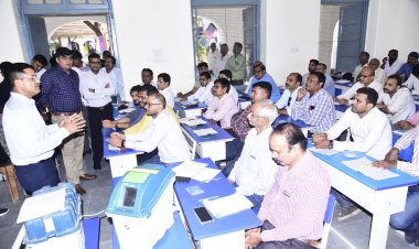 मतदान दलों को कलेक्टर ने दिए महत्वपूर्ण टिप्स, शहर के दो मतदान केंद्रों का कलेक्टर ने किया निरीक्षण