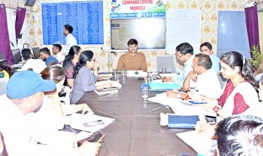 *कलेक्टर ने रिटर्निंग अधिकारियों की ली बैठक*  *जिले में 05 माॅडल मतदान केन्द्र बनाने के दिए निर्देश