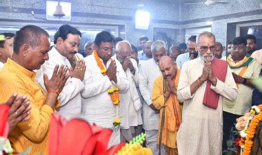 प्रत्याशी बनने के बाद पंकज शर्मा सर्वप्रथम बंजारी माता,मां कर्मा से लिया आशीर्वाद, जन्म देने वाली मां अस्पताल में भर्ती