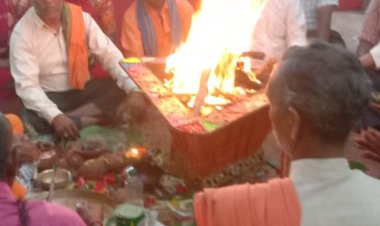 अष्टमी पर हुआ हवन, पैरों में माहुर लगाकर कन्या भोज कराया