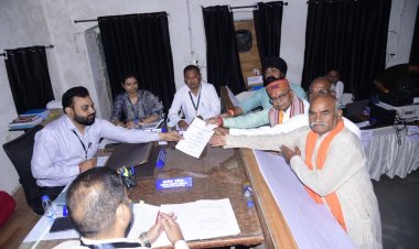 बिल्हा विधानसभा से बीजेपी प्रत्याशी पूर्व स्पीकार धरम कौशिक ने कार्यकर्ताओ के साथ जमा किए अपना नामांकन