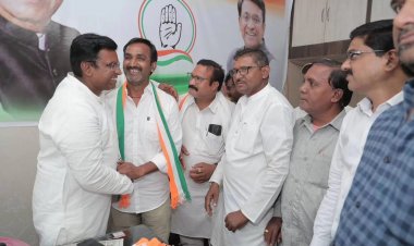 रायपुर ग्रामीण कांग्रेस प्रत्याशी पंकज शर्मा के समक्ष साहू समाज के कद्दावर नेता निर्मल साहू ने अपने साथियों के साथ कांग्रेस प्रवेश किया