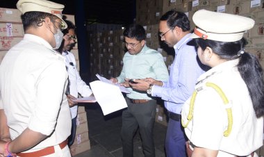 कलेक्टर अवनीश शरण ने किया शराब गोदाम एवं बॉटलिंग प्लांट का निरीक्षण,कहा शराब की अवैध निकासी एवं वितरण किये जाने पर प्रबंधन के खिलाफ़ होगी एफआईआर,CRPF की निगरानी में होगी शराब की निकासी