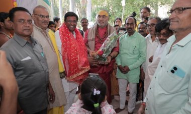 पंकज शर्मा को शंकराचार्य आश्रम बोरिया कला के प्रमुख  इंदुभवानंद महाराज ने दिया जीत का आशीर्वाद