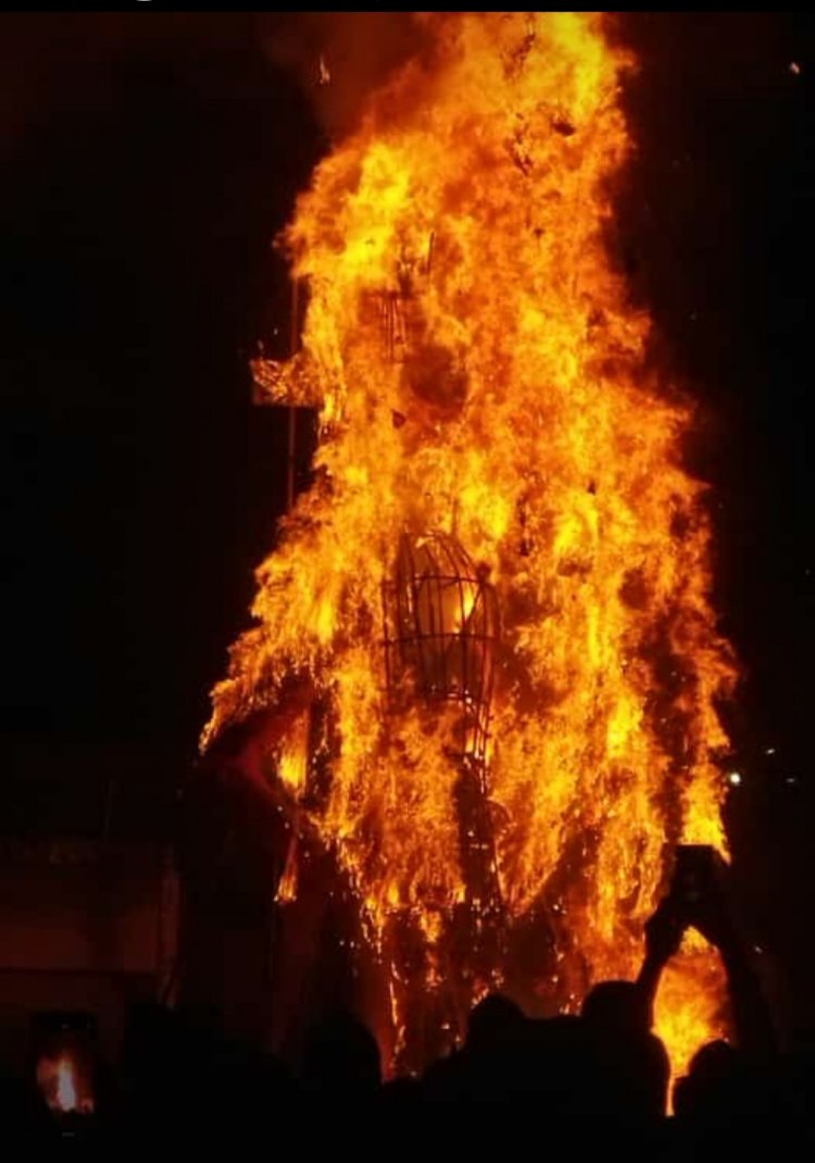 नगर मे धू - धू कर  जला बुराई के प्रतीक रावण का पुतला, जय श्री राम के नारों से गुंजा मैदान