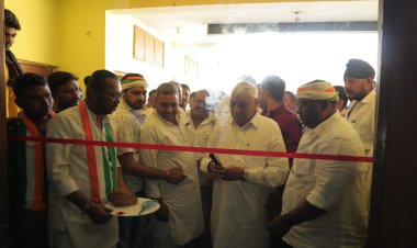 बिरगांव शगुन पैलेस में रायपुर ग्रामीण कांग्रेस केंद्रीय चुनाव संचालक कार्यालय का उद्घाटन हुआ, विधायक सत्यनारायण शर्मा एवं प्रत्याशी पंकज शर्मा ने फीताकाटकर किया शुरु