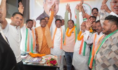 रायपुर ग्रामीण प्रत्याशी पंकज शर्मा के समक्ष शेखर पटेल , मनोज वर्मा, राजेश साहू ने अपने सैकड़ो साथियों के साथ किया कांग्रेस प्रवेश