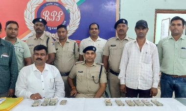 आरपीएफ की टिम ने लगभग 8लाख कैश सहित चांदी के आभूषण किए जब्त