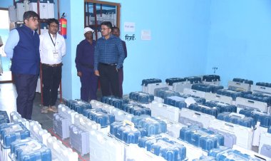 मतदान के लिए तैयार की जा रही हैं ईव्हीएम मशीने, कलेक्टर ने कमीशनिंग प्रक्रिया का लिया जायजा