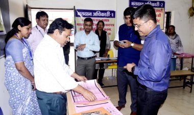 मतदान दलों के वाहनों की जीपीएस से होगी निगरानी*  *कलेक्टर ने मतदान दलों के दूसरे चरण के प्रशिक्षण का लिया जायजा