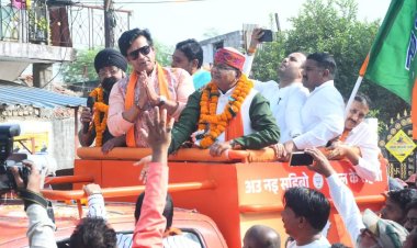 भाजपा सांसद रवि किशन ने बिल्हा विधानसभा के सिरगिट्टी में किया रोड शो,