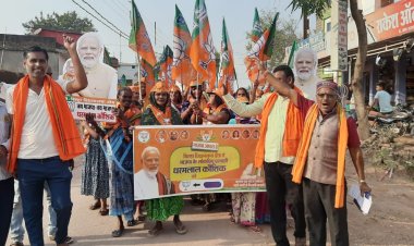 नगर मे घर घर जाकर भाजपा महिला मोर्चा कार्यकर्त्ता धरमलाल कौशिक को विजयी बनाने को लेकर लोगो से कर रहे अपील