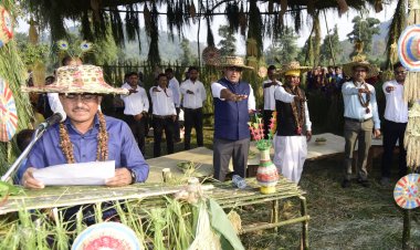 बैगा आदिवासियों के बीच पहुंचे कलेक्टर*  *स्थानीय बोली में दिलाई मतदाता शपथ, वोटरों का किया सम्मान*