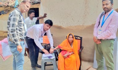 *दिव्यांग एवं 80 प्लस 61 मतदाताओं ने किया घर बैठे मतदान, दिखा उत्साह