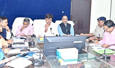 *कलेक्टर एवं प्रेक्षकों ने चुनाव पूर्व तैयारी के संबंध में ली बैठक*  *सतर्कता एवं निगरानी बढ़ाने दिए निर्देश