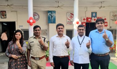 जिले में कलेक्टर अवनीश शरण,एसपी संतोष सिंह सहित अधिकारियो ने किए वोटिंग