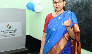 मुख्य निर्वाचन पदाधिकारी रीना बाबा साहेब कंगाले ने परिवारजनों के साथ किया मतदान