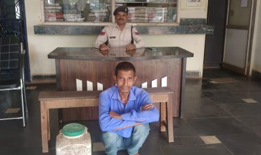 अवैध शराब बिक्री करने वाले आरोपी को पुलिस ने किया गिरफ्तार, आरोपी के कब्जे से महुआ शराब जप्त