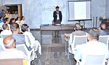 *मतगणना के लिए दिया गया प्रशिक्षण*  *कलेक्टर ने प्रशिक्षण को गंभीरता से लेने एवं तालमेल के साथ कार्य करने किया प्रोत्साहित