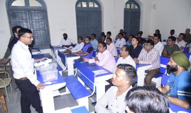 मतगणना कार्य में लगे अधिकारी-कर्मचारियों को मिला प्रशिक्षण*   *मतगणना स्थल पर मोबाईल लेकर प्रवेश करना रहेगा वर्जित