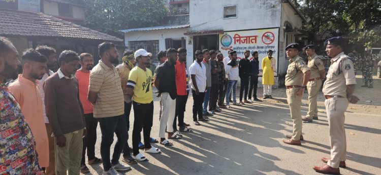 शांतिपूर्ण चुनाव कराने के मद्देनजर बिलासपुर पुलिस ने निकाला निगरानी गुंडे बदमाशो का पैदल मार्च, पुलिस ने भय मुक्त निष्पक्ष मतदान करने का दिया संदेश
