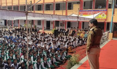 बर्जेस मेमोरियल स्कूल ग्राउंड में निजात अभियान के अंतर्गत महत्वपूर्ण कार्यक्रम किया गया आयोजित बतौर मुख्य अतिथि पुलिस अधीक्षक संतोष कुमार सिंह हुए शामिल