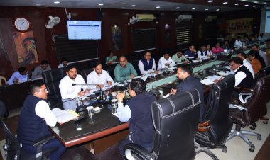 कलेक्टर अवनीश शरण ने ली राजस्व अधिकारियों की बैठक,सभी एसडीएम को अपने तहसील क्षेत्र के प्रकरणों को तय समय पर पूर्ण करने दिए निर्देश,