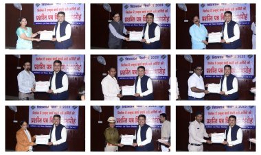 चुनाव में बेहतरीन कार्य करने वाले कर्मियों का कलेक्टर अवनीश शरण ने किया सम्मान