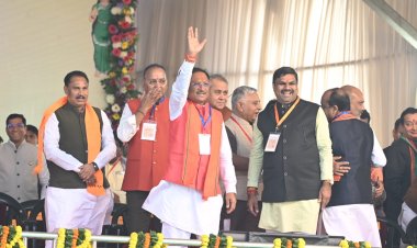 थोड़ी देर में शुरु होगा प्रदेश के नए मुख्यमंत्री विष्णु देव साय का शपथ ग्रहण समारोह, दिग्गजों का आगमन जारी, मंच से अभिवादन स्वीकार करते सीएम विष्णु देव साय