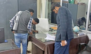 *औचक निरीक्षण करने विभिन्न शाखाओं में पहुंचे कलेक्टर राहुल देव कर्मचारियों में मचा हड़कंप,*  *अनुपस्थित अधिकारी-कर्मचारियों को कारण बताओ नोटिस जारी*