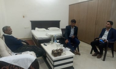 "विकसित भारत संकल्प यात्रा" के जिले में बेहतर क्रियान्वयन हेतु तैयारियों की समीक्षा करने केंद्रीय संयुक्त सचिव मुंगेली पहुंचे