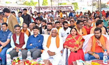 *मुंगेली जिले के जरहागांव से ‘‘विकसित भारत संकल्प यात्रा’’ की हुई शुरुआत*  *संकल्प के साथ हितग्राहियों को मिलेगा योजनाओं का शत-प्रतिशत लाभ