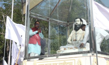 मुख्यमंत्री विष्णु देव साय ने बाबा गुरुघासीदास के प्रतिमा पर माल्यार्पण किया