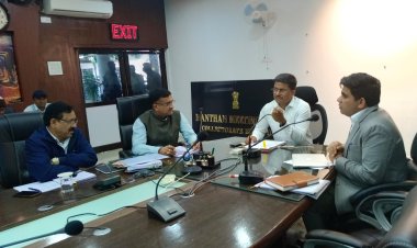 कलेक्टर शरण ने साप्ताहिक बैठक में की योजनाओं की समीक्षा, हटाए जाएंगे विवादित शिक्षक,शिविरों में बैंको के कमज़ोर प्रदर्शन पर कलेक्टर ने जताई नाराजगी