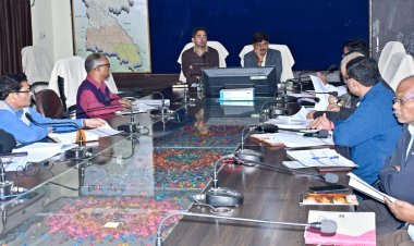 *पीएम जनमन योजना का लाभ दिलाने मिशन के रूप में करें कार्य - कलेक्टर*  *कलेक्टर ने योजना के प्रभावी एवं समयबद्ध क्रियान्वयन के लिए ली बैठक*  *योजना से जिले के 41 बसाहटों 08 हजार से अधिक लोगों को किया जाएगा लाभान्वित