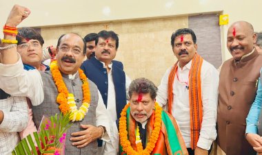 दिल्ली से राजधानी रायपुर पहुंचने पर बीजेपी प्रदेश अध्यक्ष किरण देव का एयरपोर्ट पर गर्मजोशी से हुआ स्वागत, डिप्टी सीएम विजय शर्मा ने सहित बीजेपी कार्यकर्ताओ ने किया स्वागत, जय श्री राम के नारों से गूंजा माना एयरपोर्ट