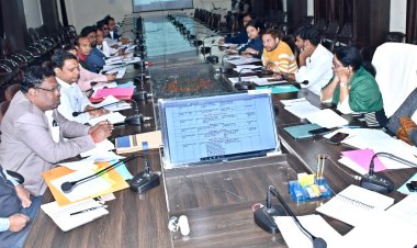 *कलेक्टर ने राजस्व अधिकारयों की बैठक लेकर दिए निर्देश* *नामांकन, सीमांकन और भू अर्जन के प्रकरणों का करें त्वरित निराकरण