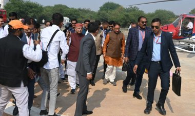 मुख्यमंत्री विष्णु देव साय अटल बिहारी वाजपेई विश्वविद्यालय में आयोजित कार्यक्रम में शामिल होने पहुंचे बिलासपुर, हेलीपैड पर हुआ स्वागत,विश्वविद्यालय परिसर में स्व अटल बिहारी वाजपेई की प्रतिमा पर किया माल्यार्पण