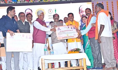 *जिले के 87 हजार से अधिक किसानों के खाते में 145 करोड़ रूपए से अधिक बोनस राशि अंतरित*  *उप मुख्यमंत्री अरूण साव लोरमी में आयोजित कार्यक्रम में हुए शामिल, किसानों को प्रदाय किया बोनस राशि का प्रमाण पत्र