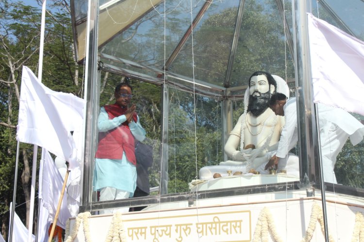मुख्यमंत्री विष्णु देव साय ने बाबा गुरुघासीदास के प्रतिमा पर माल्यार्पण किया